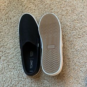 Women’s toms never worn
